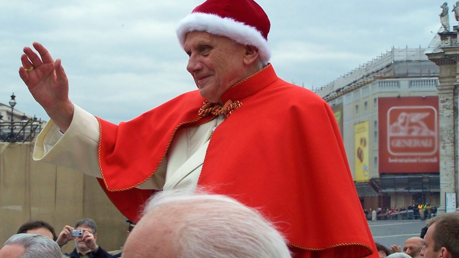 Papa Benedetto XVI: Benedetto XVI ha reintrodotto l'uso cerimoniale di paramenti tradizionali che erano caduti in disuso, come la mitra di Pio IX, le mule papali, il camaglio, il saturno o, come in questo caso, il camauro