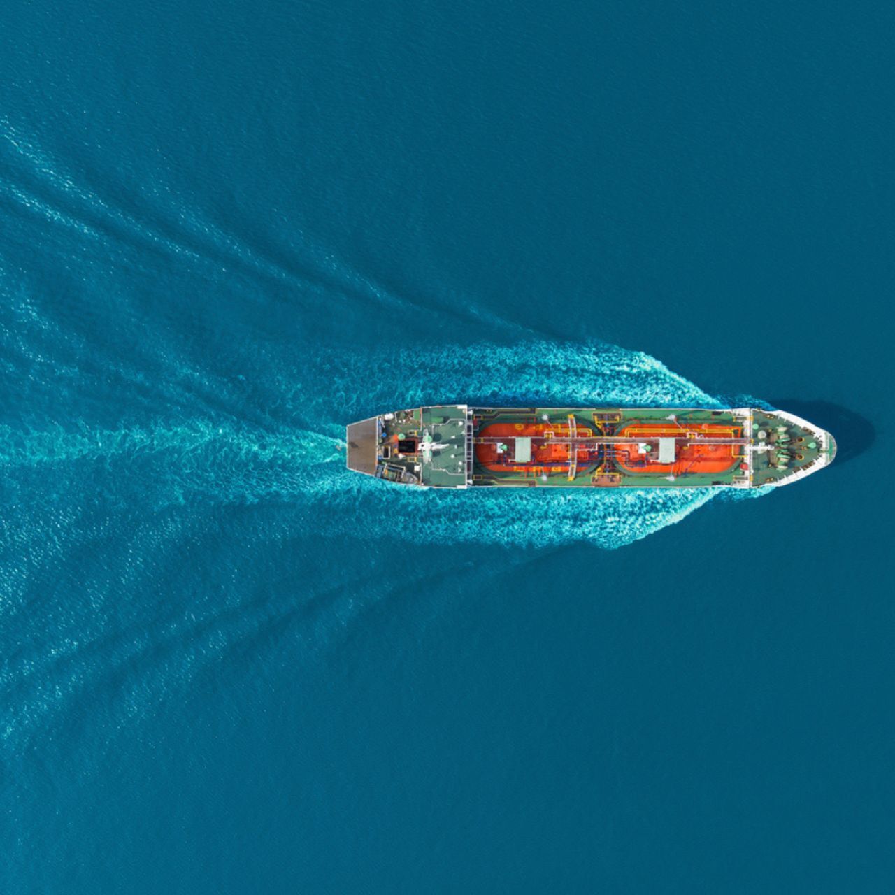 Blue Bond: una chiatta nel mare, che speciali obbligazioni sostenibili intendono proteggere