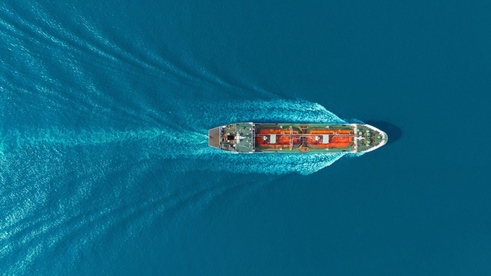 Blue Bond: una chiatta nel mare, che speciali obbligazioni sostenibili intendono proteggere