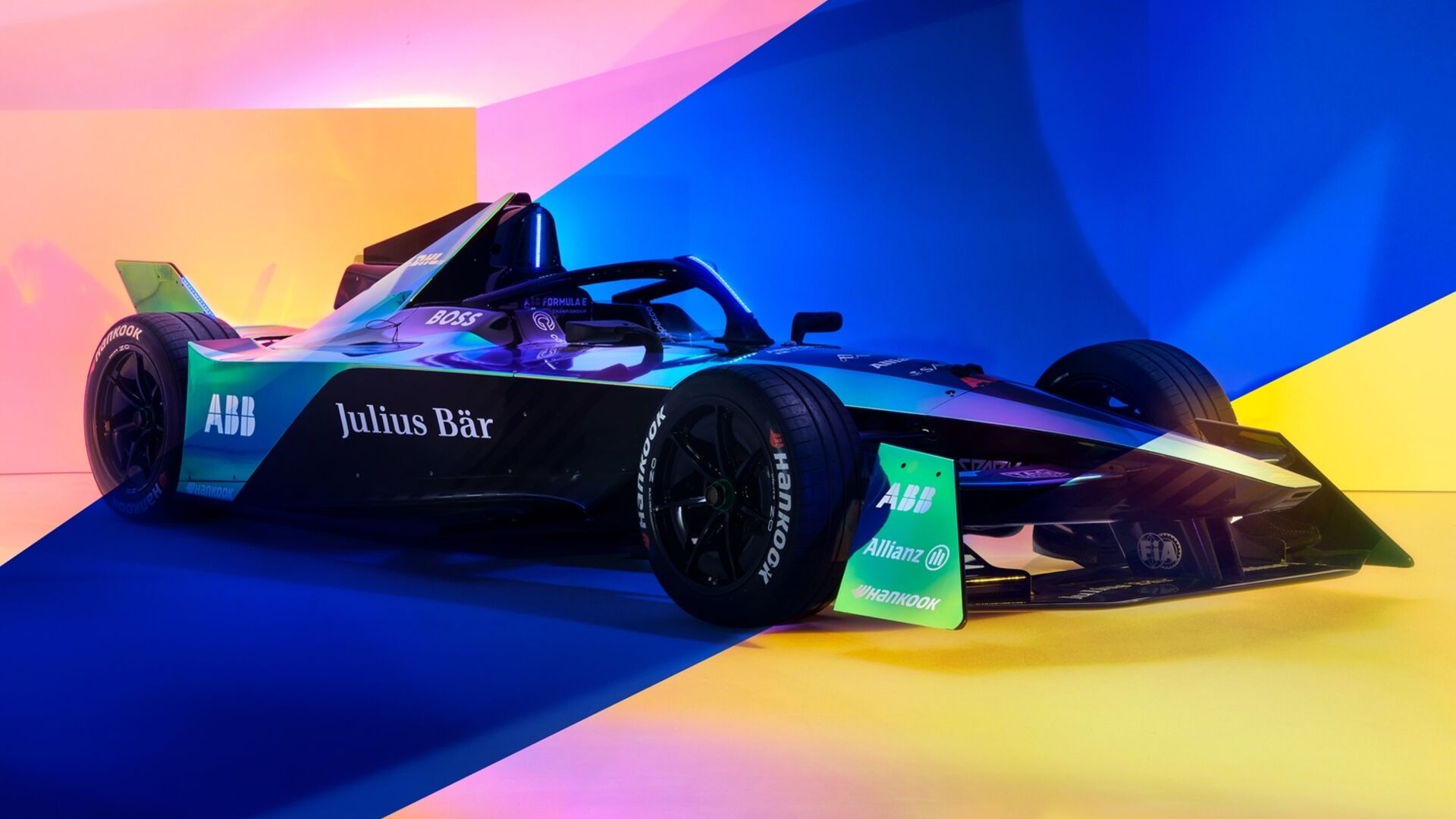 Gen3: Gen3 нэг суудалтай машин нь маш шинэлэг бөгөөд FIA ABB Formula E дэлхийн аварга шалгаруулах тэмцээний ес дэх улирлаас эхлэн ашиглагдах болно: гүйцэтгэл ба тогтвортой байдлын хоорондох тойрог