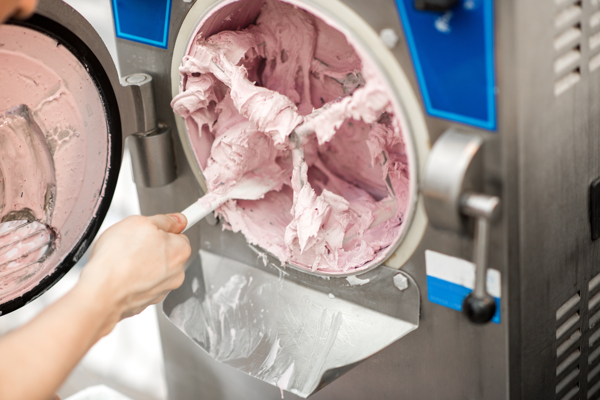 ChatGPT: la diffusione delle macchine per la produzione del gelato in casa non hanno comportato la sparizione delle gelaterie dalle città