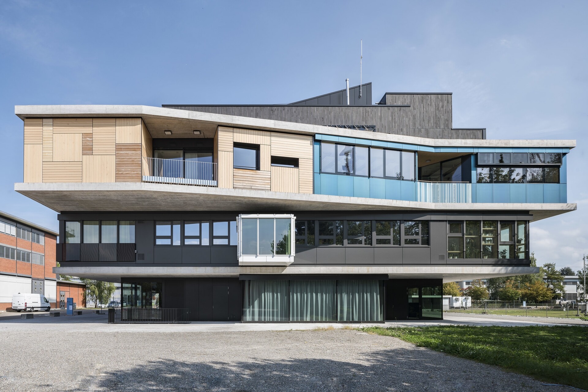 pemanasan cerdas: gedung NEST (singkatan dari Next Evolution in Sustainable Building Technologies) menampung kantor pusat lembaga federal EMPA dan EAWAG di Dübendorf di Canton of Zurich dan merupakan bangunan pertama di dunia yang seluruhnya dibangun dengan alat digital (Foto: EMPA)