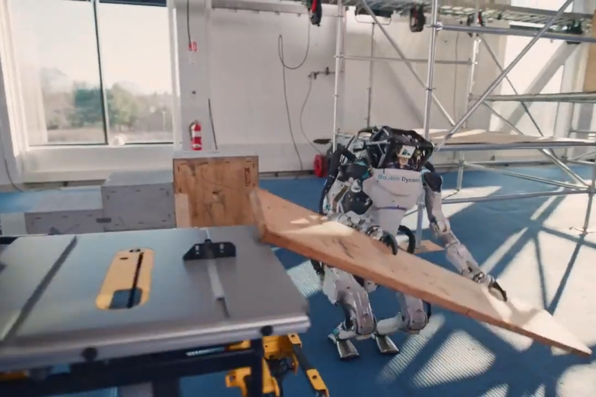 Robot Atlas: il robot yankee Atlas nei panni di un perfetto assistente carpentiere