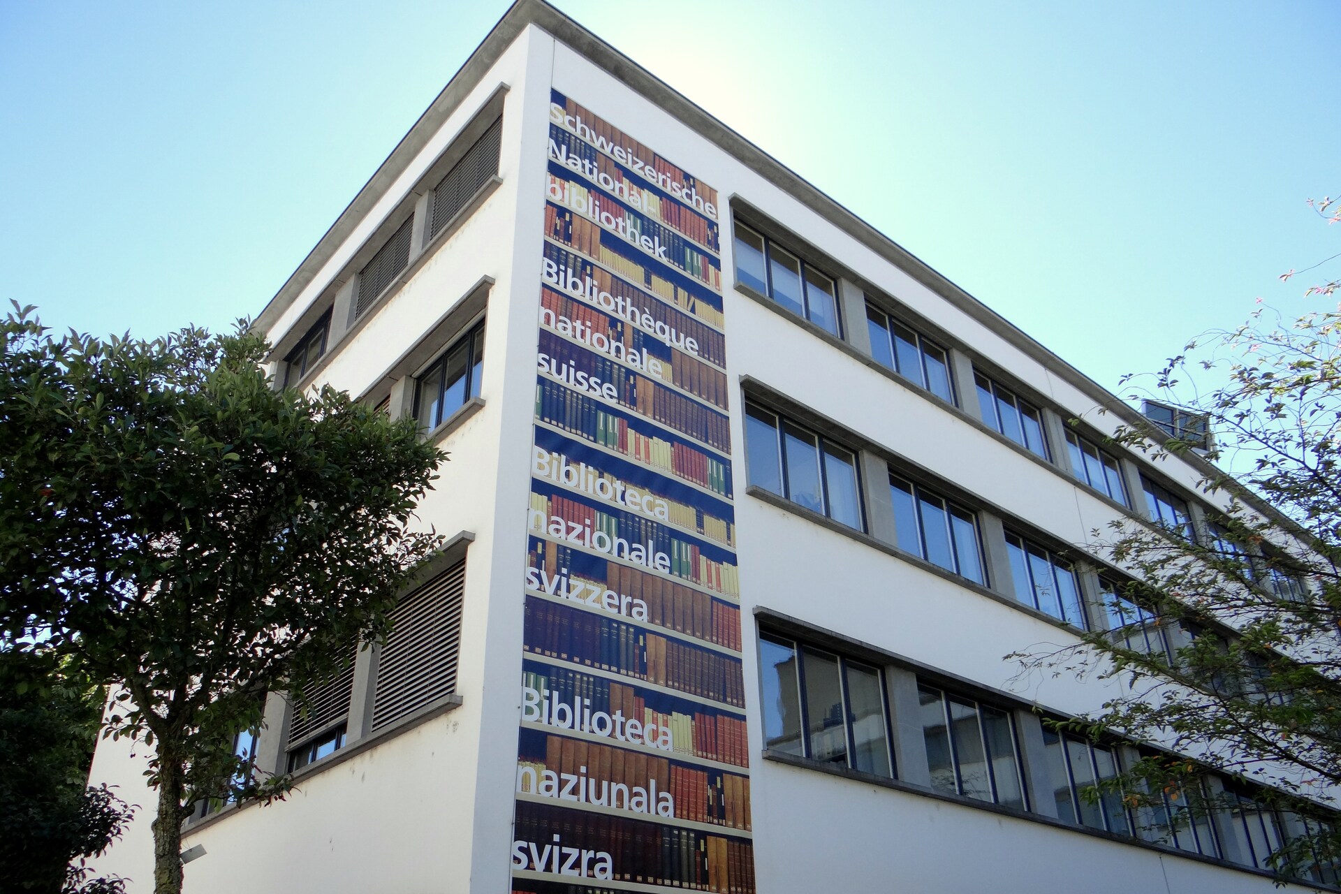 Šveicarijos nacionalinė biblioteka: NL kaupia Helvetica, t. y. tekstus, vaizdus ir garso dokumentus, susijusius su Šveicarija, taip išsaugodama kolektyvinę šalies atmintį Berne.