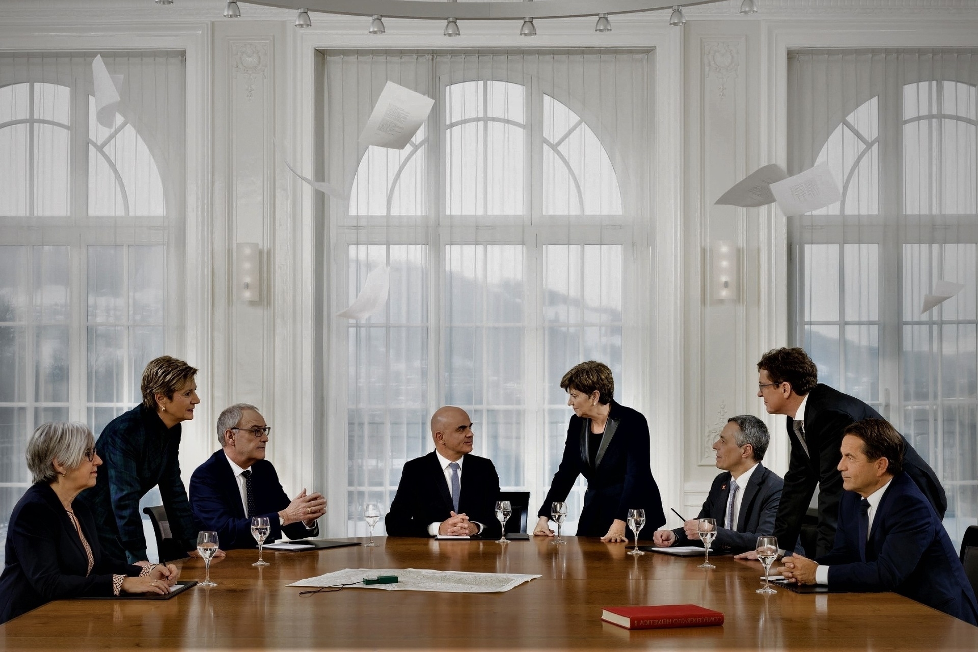Ελβετία: η επίσημη φωτογραφία του 2023 σε αντίστροφη εκδοχή του Ομοσπονδιακού Συμβουλίου της Ελβετικής Συνομοσπονδίας: από αριστερά προς τα δεξιά, οι Ομοσπονδιακοί Σύμβουλοι Elisabeth Baume-Schndeider, Karin Keller-Sutter, Guy Parmelin, Alain Berset (Πρόεδρος), Viola Amherd (Αντιπρόεδρος), Ignazio Chancellor και ο Ομοσπονδιακός Changerr.