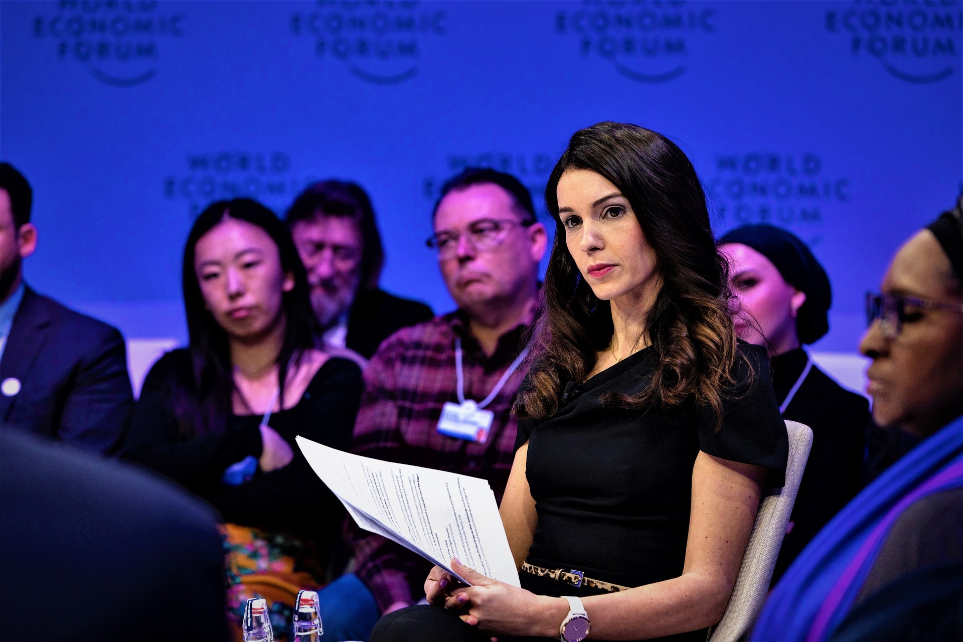 Cibersegurança: a apresentação da edição 2023 do "Global Tax Reform Stalling" no Fórum Econômico Mundial de Davos: a fala de Joumanna Bercetche, apresentadora da CNBC (Foto: Faruk Pinjo/WEF)