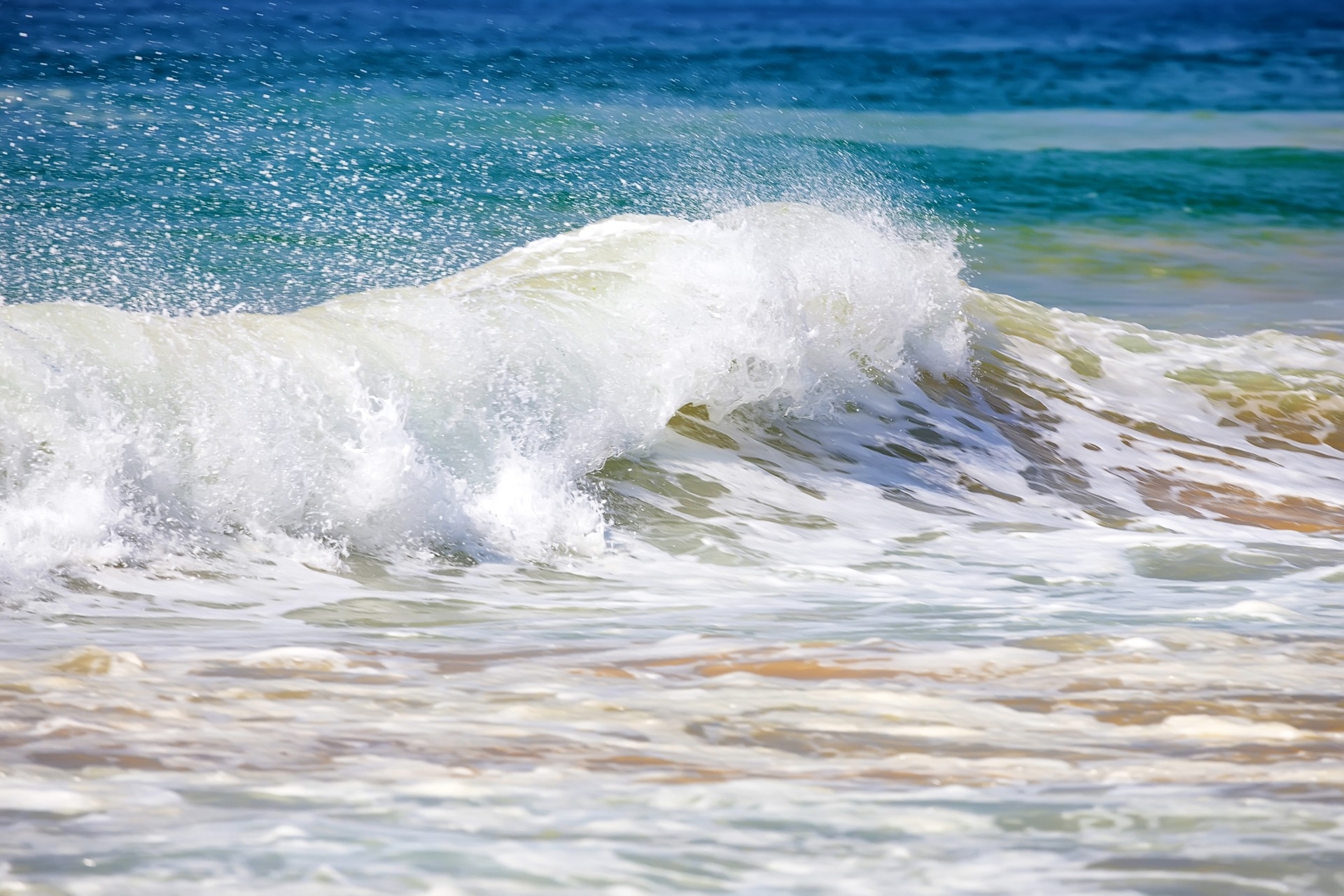 Blue Bond: ombak yang pecah di pantai melambangkan vitalitas laut