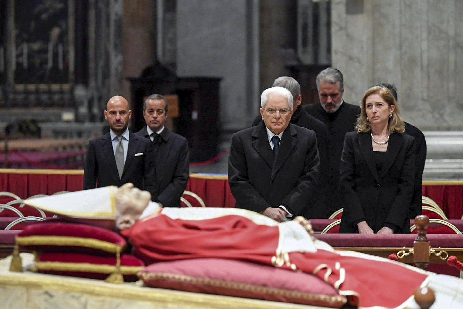 Pave Benedikt XVI: hyllingen av Sergio Mattarella, presidenten for den italienske republikken, til kisten til pave Benedikt XVI