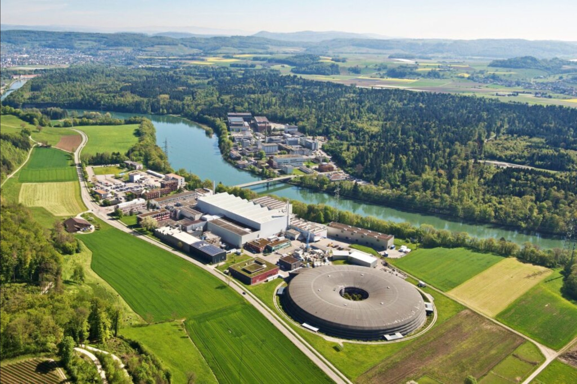 Swiss PIC: vista dall'alto della sede dell'Istituto Paul Scherrer nel Canton Argovia, presso il quale trova anche posto lo Switzerland Innovation Park InnovAARE fra fra Villigen e Würenlingen
