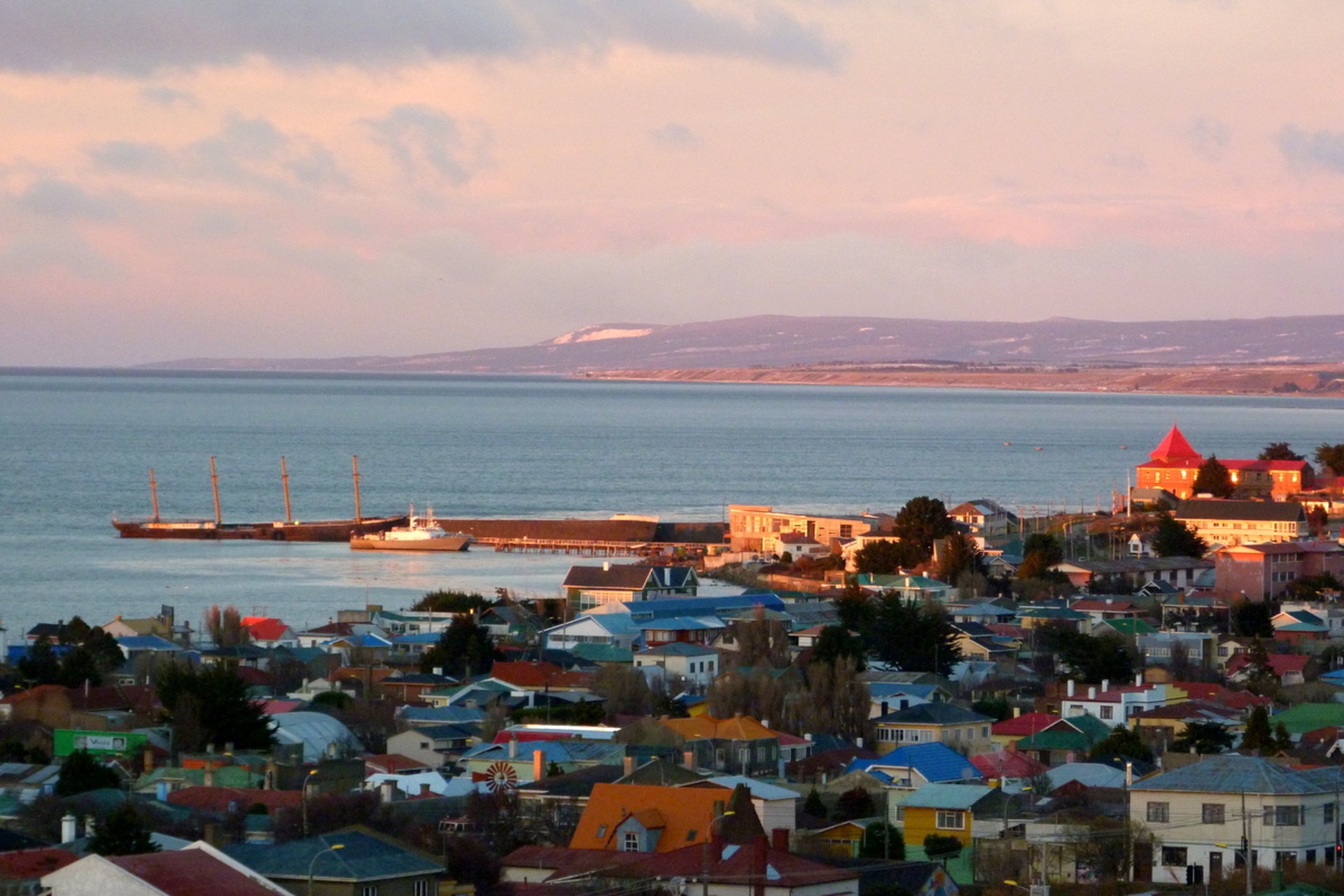 Porsche: Punta Arenas, scelta dalla Porsche per la produzione di eFuel, è una città del Cile meridionale, capitale della Regione di Magellano e dell'Antartide Cilena (chiamata anche Dodicesima Regione) e conta 130.000 abitanti circa
