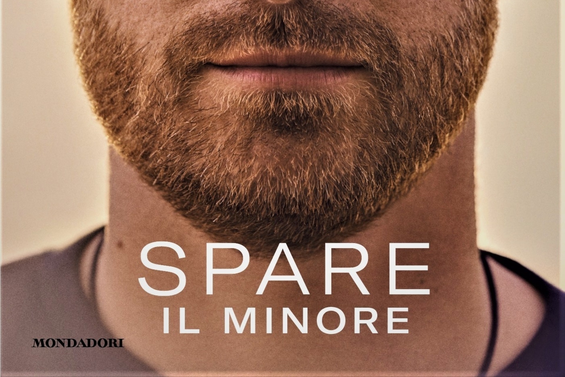 Spare: phần dưới bìa cuốn tự truyện của Hoàng tử Harry, Công tước xứ Sussex, bản tiếng Ý do Mondadori xuất bản với tựa đề "Spare, il minor"