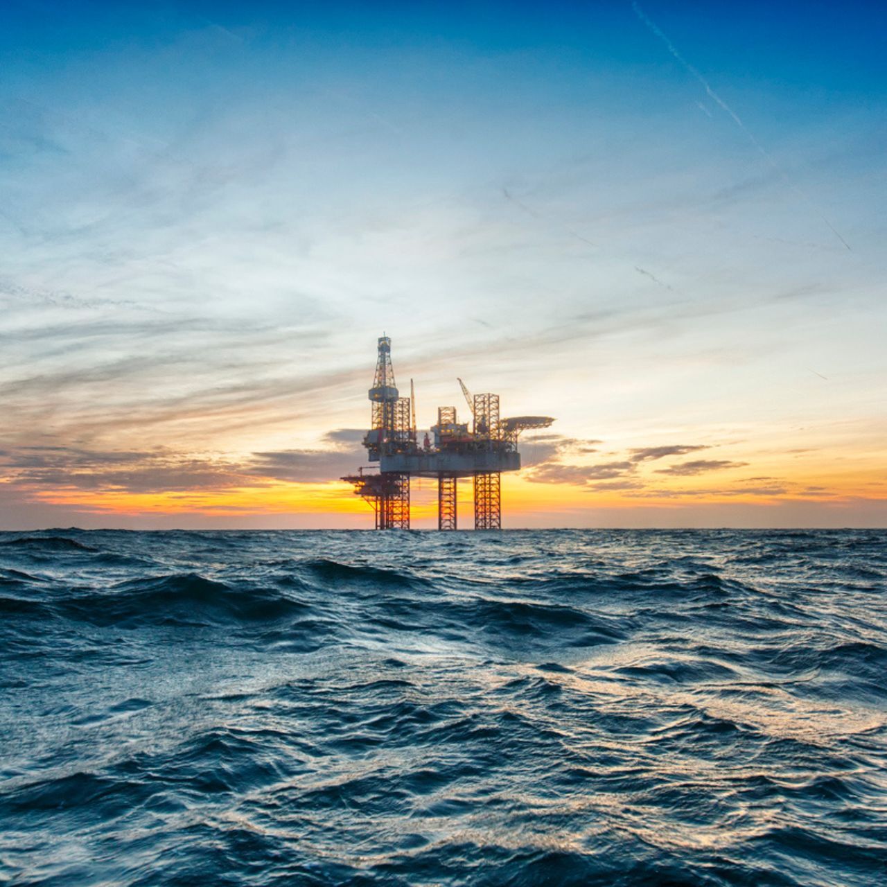 Petrolio: una stazione petrolifera in mezzo al mare