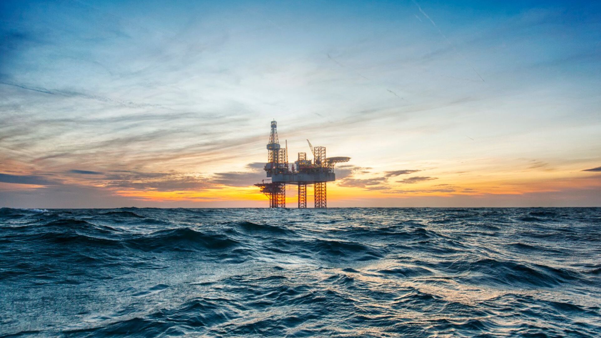 Petrolio: una stazione petrolifera in mezzo al mare