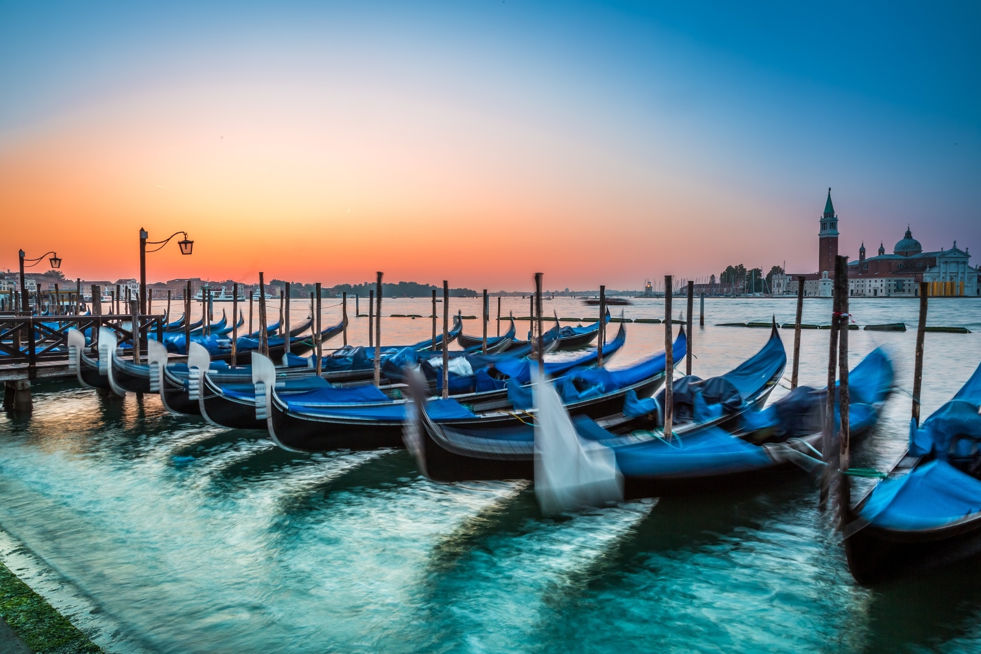 Benátky: západ slunce nad Benátskou lagunou