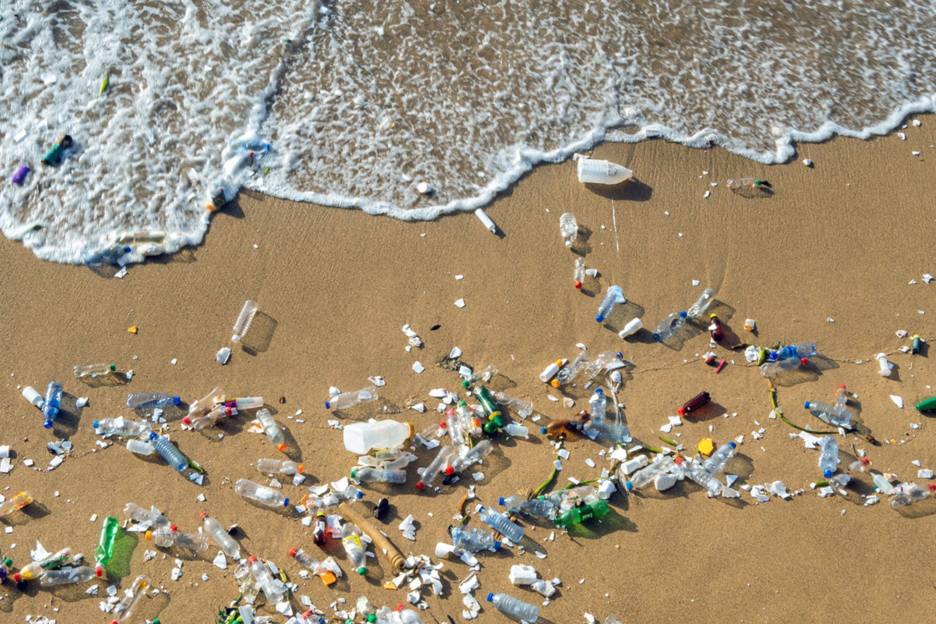 rifiuti di plastica in spiaggia