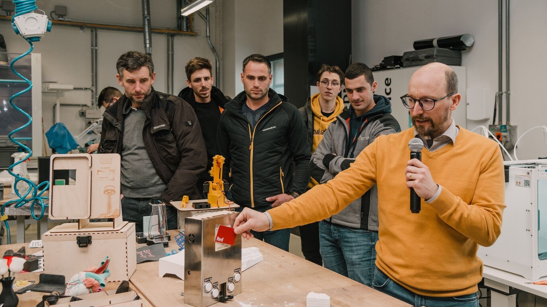 Maker Space: ความร่วมมือระหว่าง Apprenticeship และ Master Craftsman Office of the Autonomous Province of Bolzano, lvh.apa และ NOI Techpark ได้เปิดตัวเส้นทางที่ทุ่มเทให้กับความท้าทายใหม่ของการแปลงเป็นดิจิทัลสำหรับธุรกิจงานฝีมือ