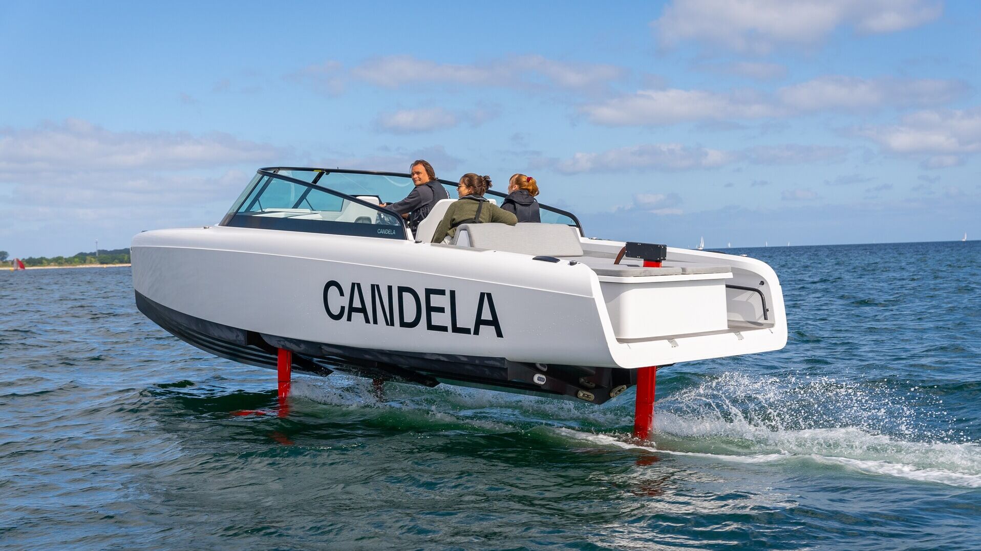 Candela C8: 항행 중 지속 가능한 선박