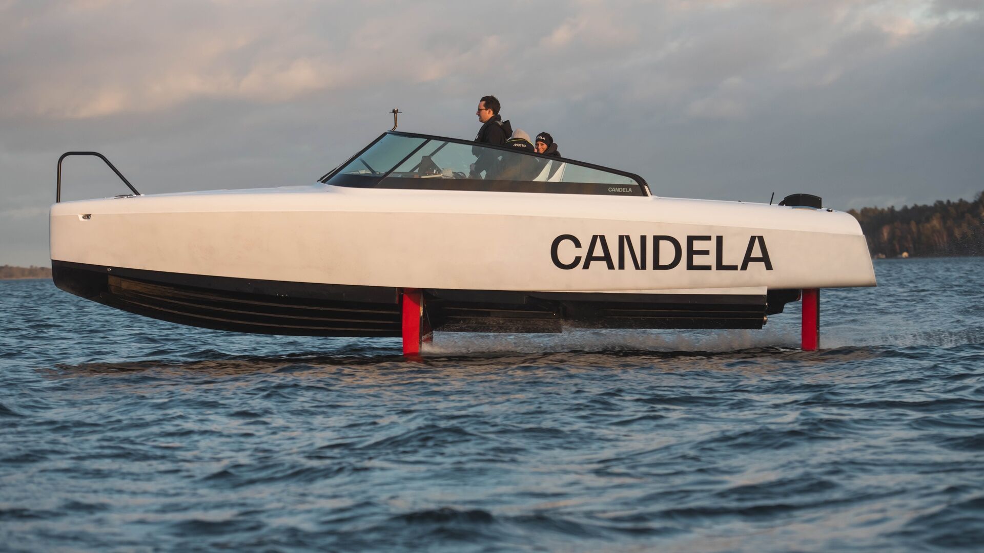 Candela C8: tvarus laivas navigacijos metu