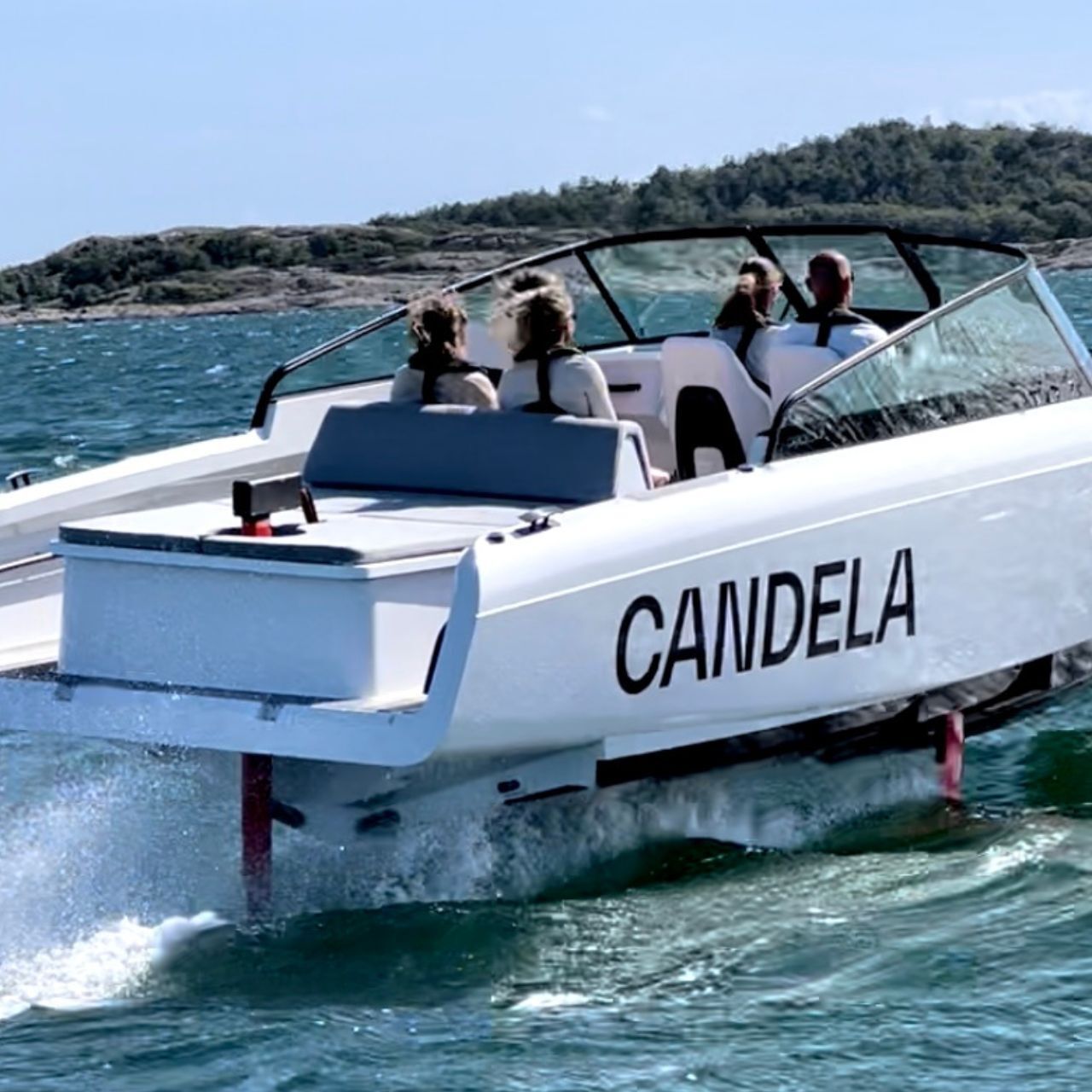 Candela C8: il natante sostenibile durante la navigazione