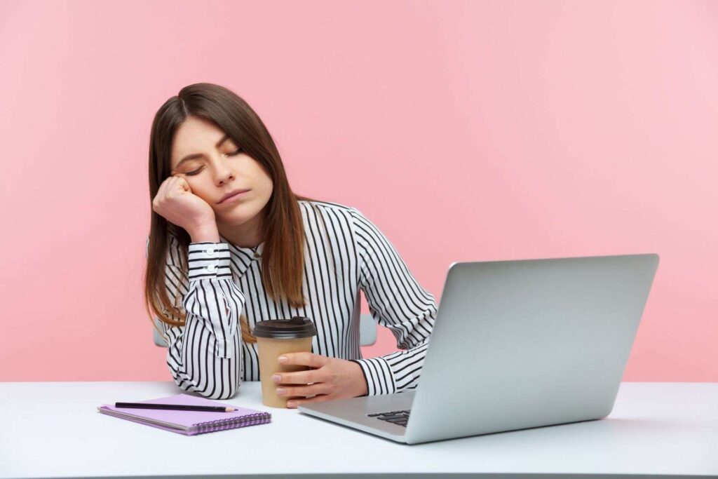 Сидячая работа: сонливость — раздражающий эффект сочетания плохого питания и работы за компьютером