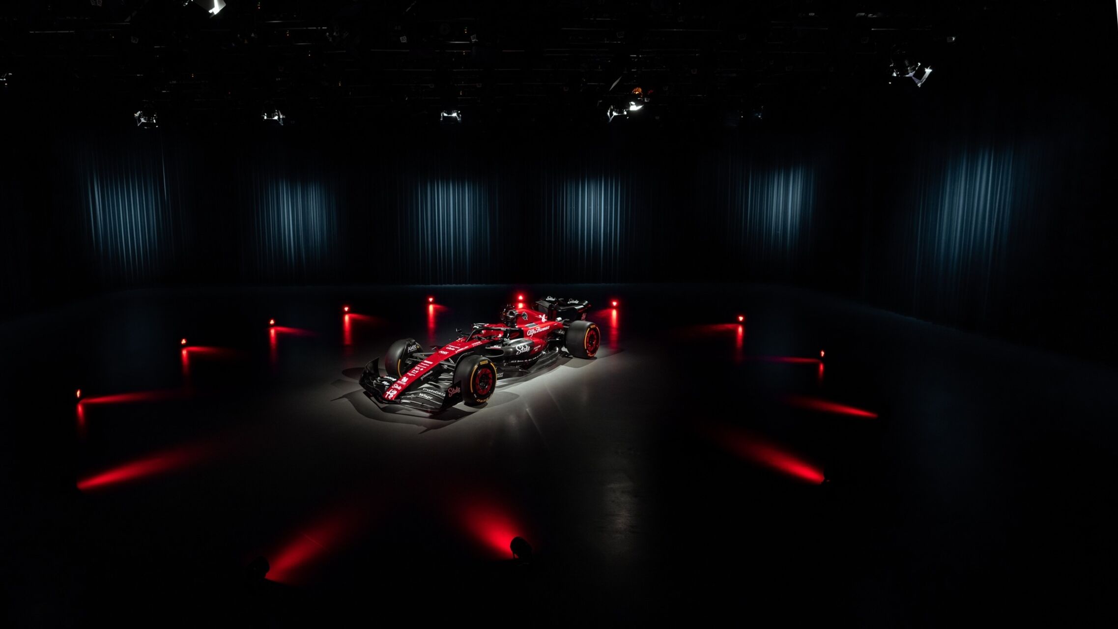 Искусственный интеллект: Alfa Romeo F1 Team Stake C43 была представлена ​​в Цюрихе 7 февраля 2023 года в студии SRF.