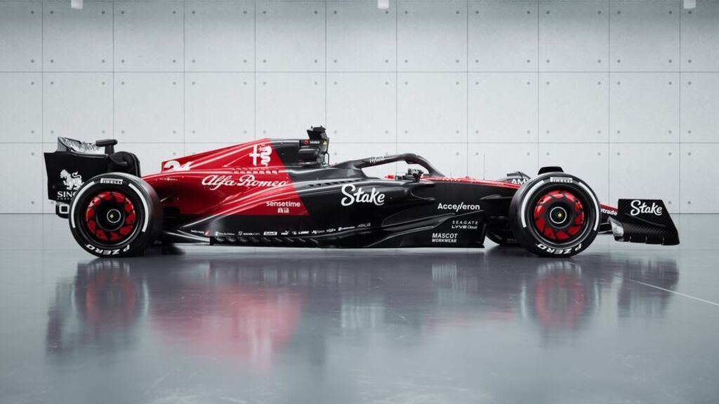 Жасалма интеллект: Alfa Romeo F1 Team Stake C43 7-жылдын 2023-февралында Цюрихте SRF студияларында көрсөтүлдү.
