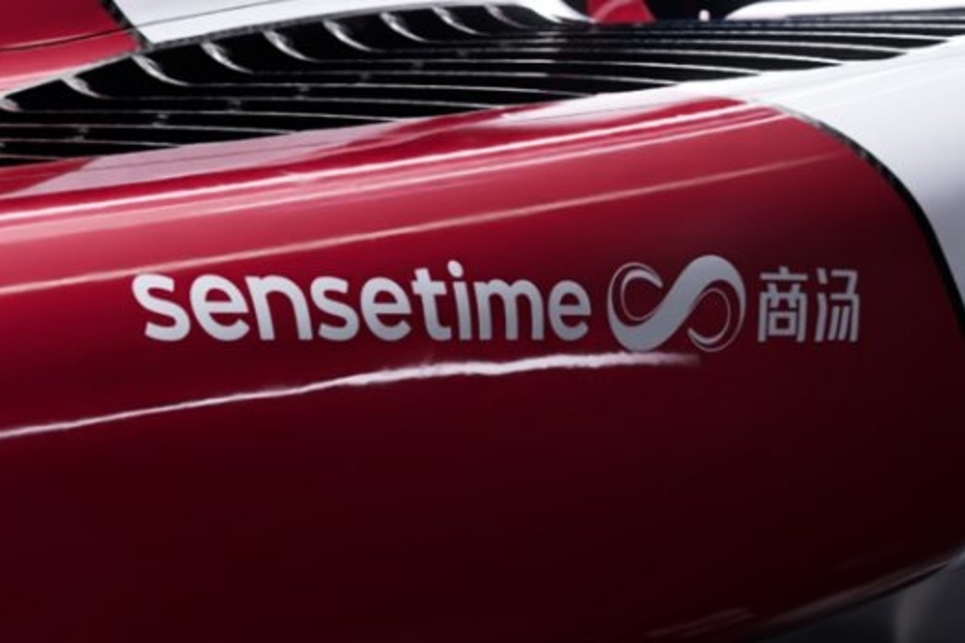 Вештачка интелигенција: логото на SenseTime, партнер на Sauber Group за вештачка интелигенција, на страните на швајцарскиот едносед