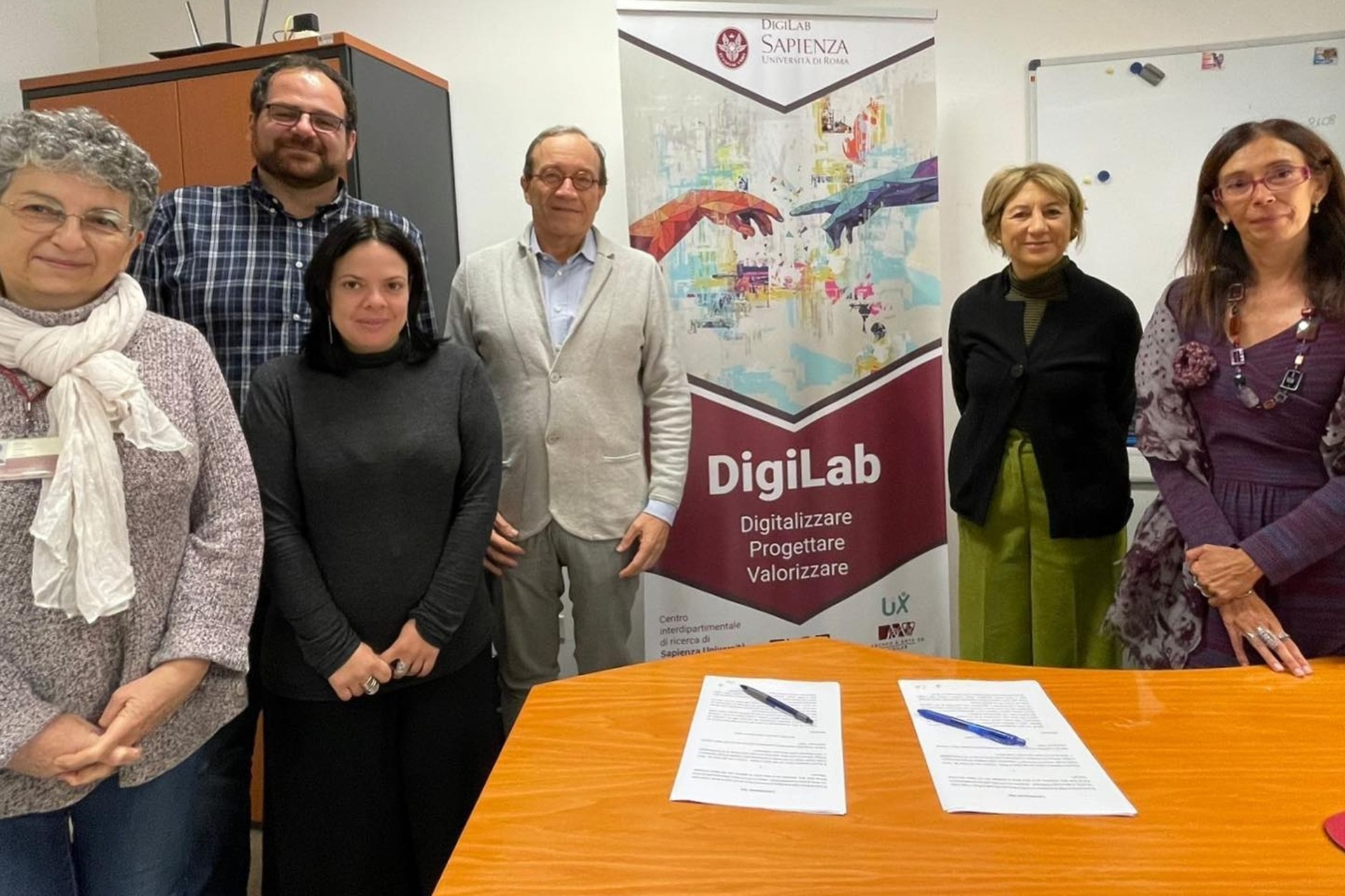 ArcheoVerso: Giovanna Barni, CoopCulturen innovaatio- ja kehitysjohtaja, ja Paola Buzi, johtaja Rooman Sapienza-yliopiston DigiLab-tutkimuskeskuksesta, ovat allekirjoittaneet sopimuksen kulttuuriprojektin käynnistämisestä.