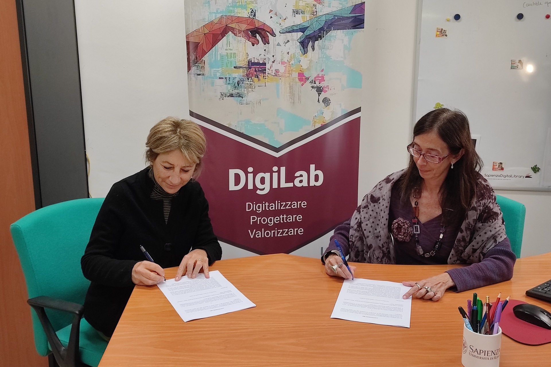 ArcheoVerso: Giovanna Barni, administrerende direktør for innovasjon og utvikling av CoopCulture, og Paola Buzi, direktør ved DigiLab Research Center ved Sapienza-universitetet i Roma, har signert avtalen som starter kulturprosjektet