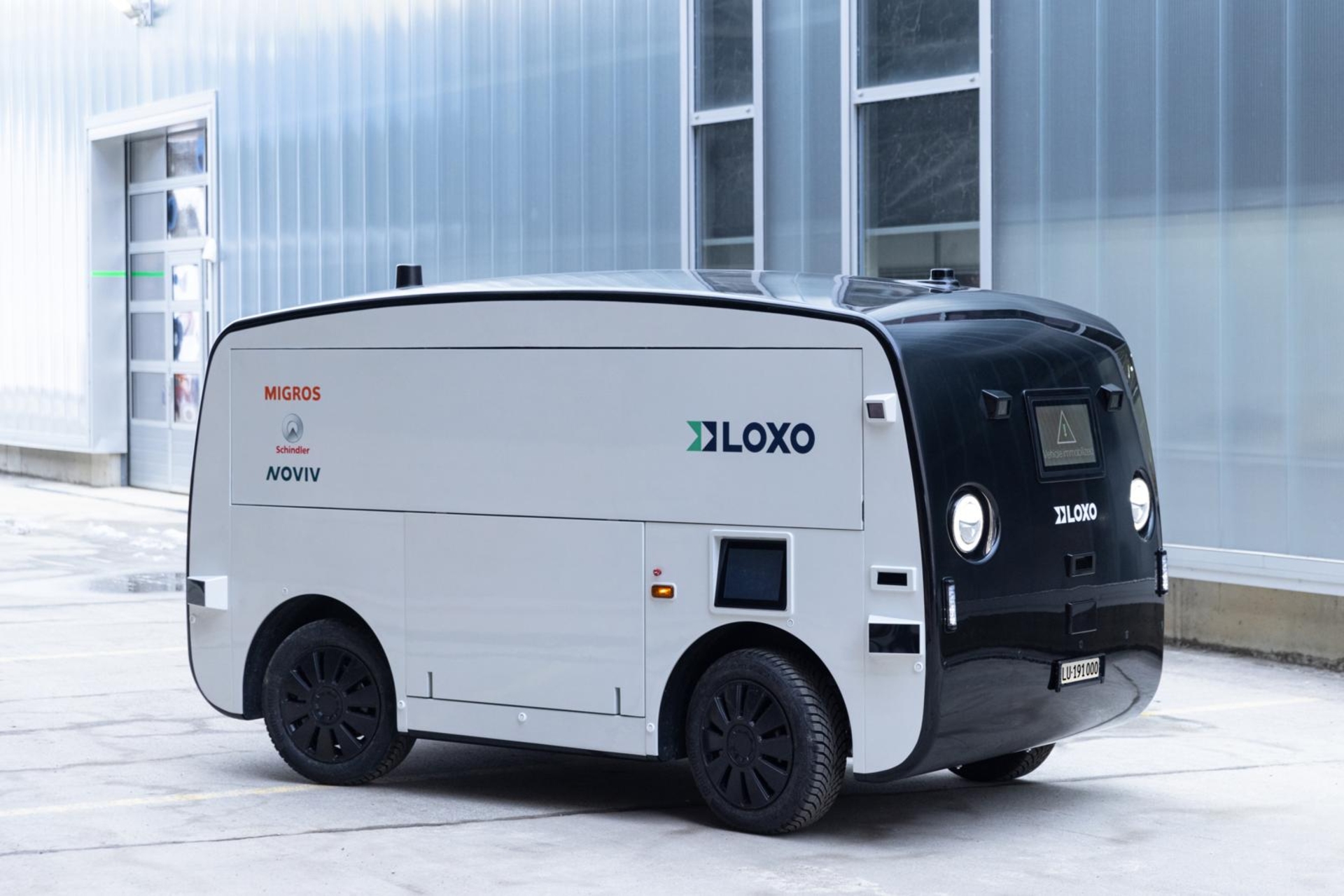 Migronomous: il furgone elettrico a guida autonoma che giornalmente collega il supermercato Migros e gli stabilimenti Schindler di Ebikon nel Canton Lucerna