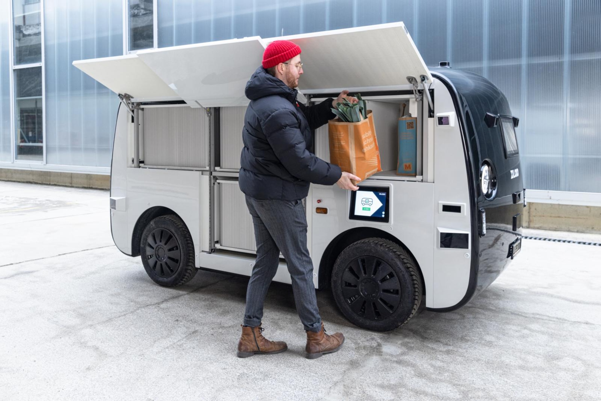 Migronomous: den selvkjørende elektriske varebilen som daglig forbinder supermarkedet Migros og Schindler-fabrikkene i Ebikon i kantonen Luzern