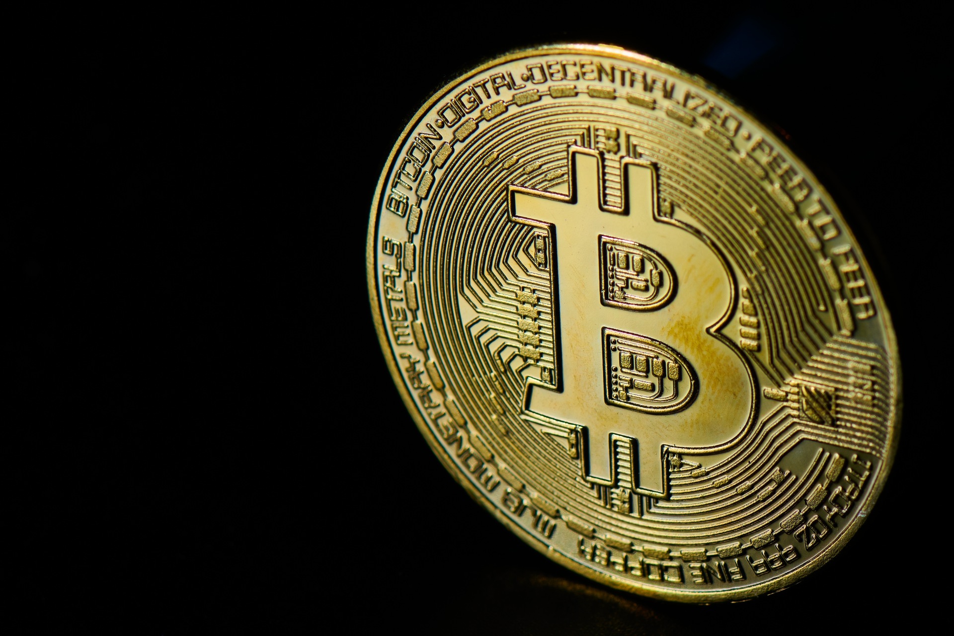 Kriptovaliutos: Bitcoin yra kriptovaliuta ir tarptautinė valiutų mokėjimo sistema, kurią 2009 metais sukūrė anoniminis išradėjas, žinomas slapyvardžiu „Satoshi Nakamoto“, kuris 2008 metų pabaigoje sukūrė idėją, kurią pats pristatė internete.