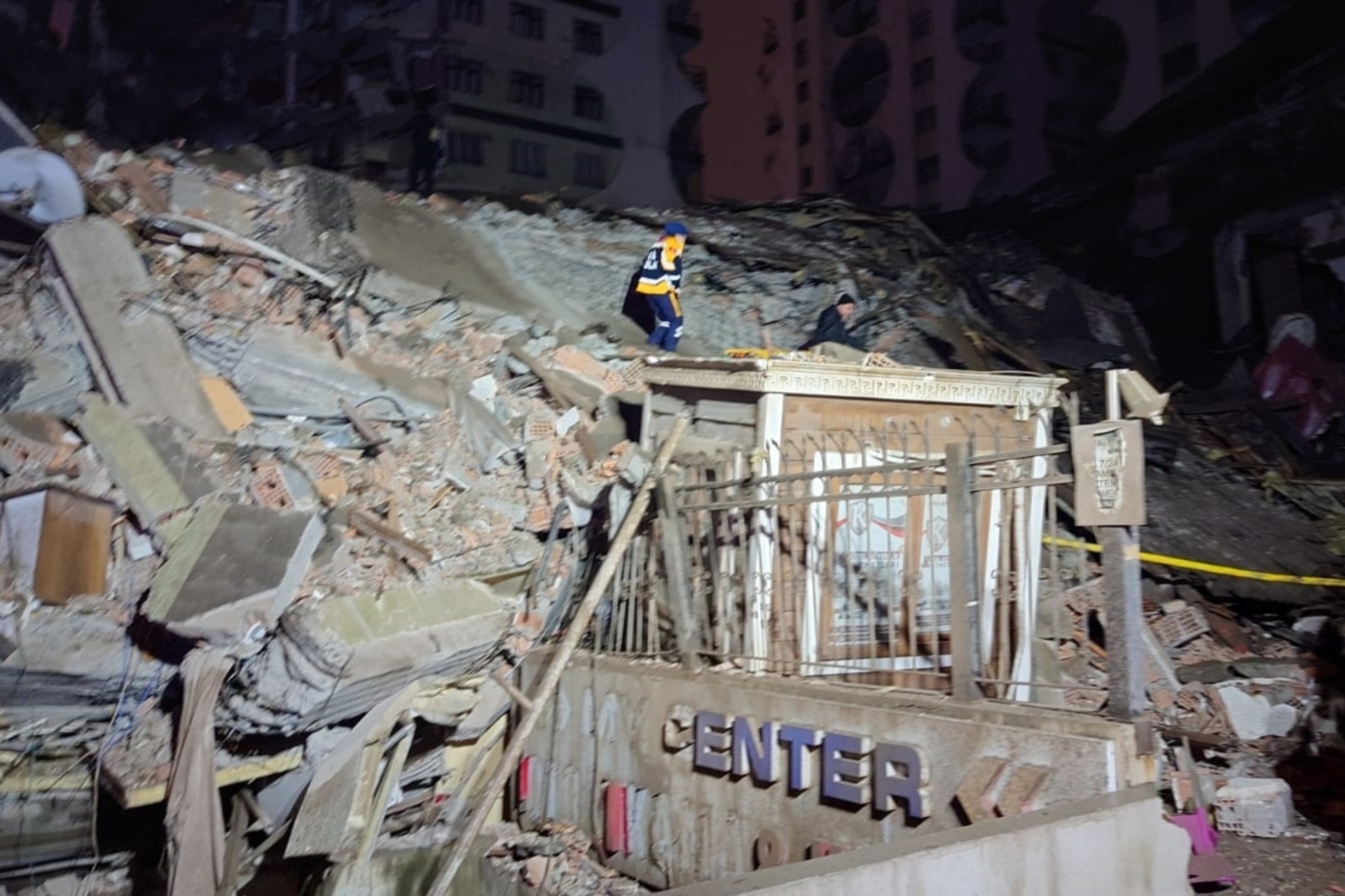 Crypto-monnaies : l'épave d'un immeuble qui s'est effondré dans le centre d'affaires Galeria à Diyarbakır, en Turquie, à la suite du tremblement de terre qui a frappé le sud de l'Anatolie entre le 5 et le 6 février 2023