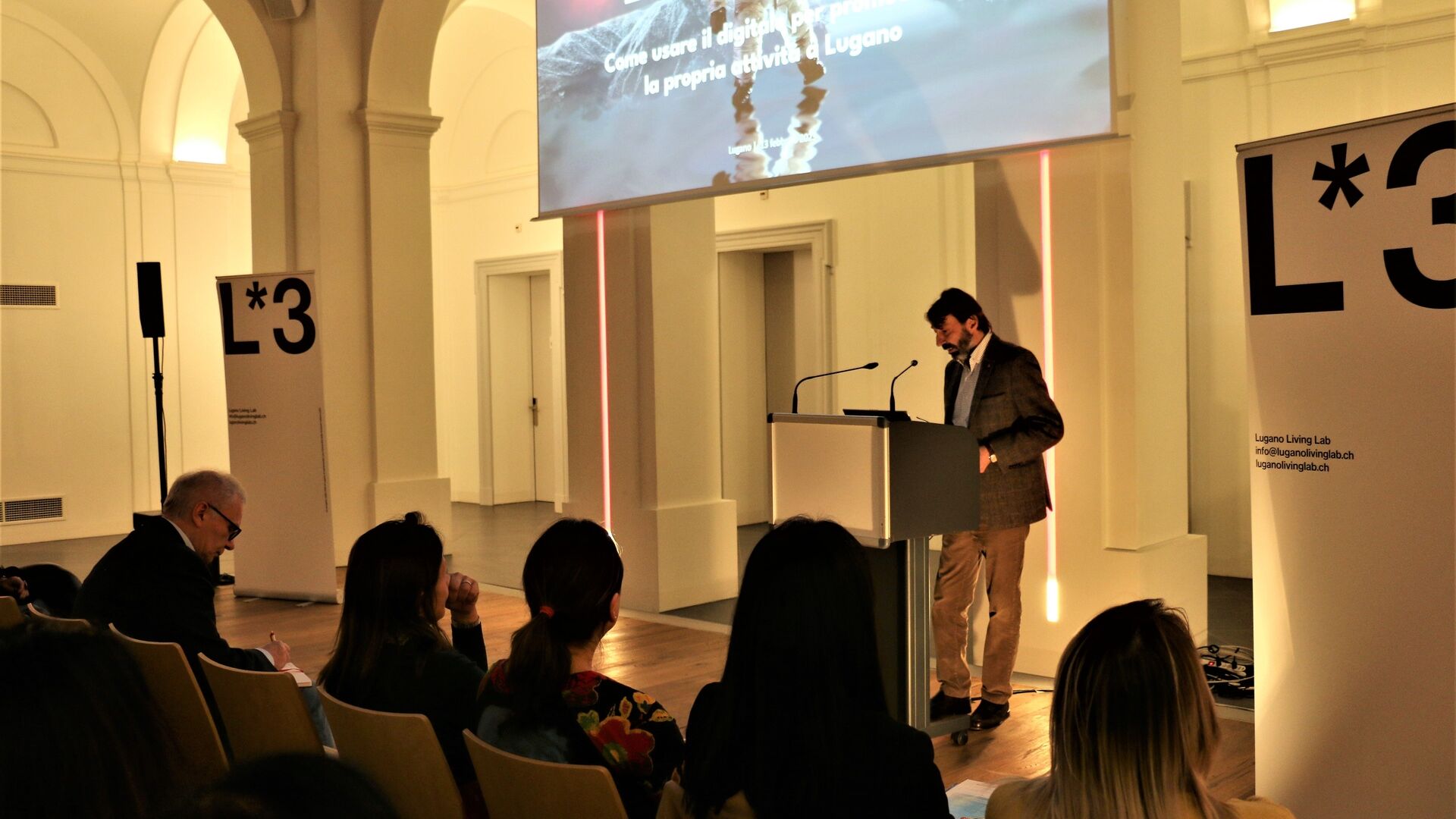 Lugano Living Lab: Michele Foletti, Lugano polgármestere beszéde 13. február 2023-án az Ex Asilo Cianiban a „Hogyan használjuk a digitális technológiát vállalkozása népszerűsítésére Luganóban” című találkozó alkalmából.