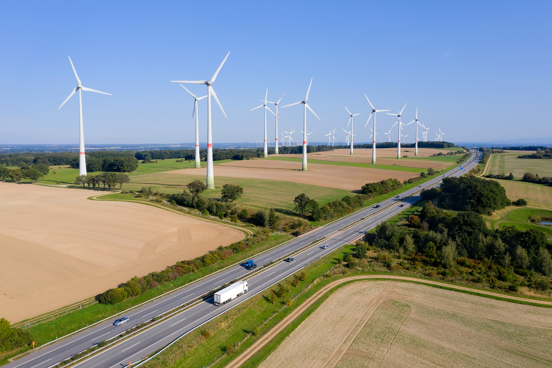 Sostenibilità: turbine eoliche sulla strada