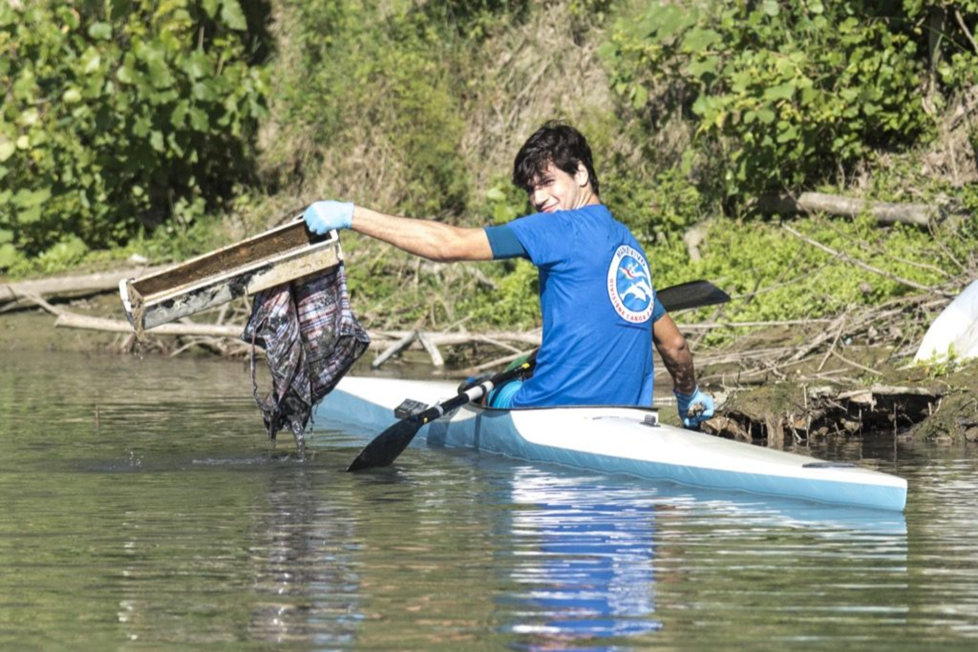 Volontariato green: un volontario ripulisce il fiume