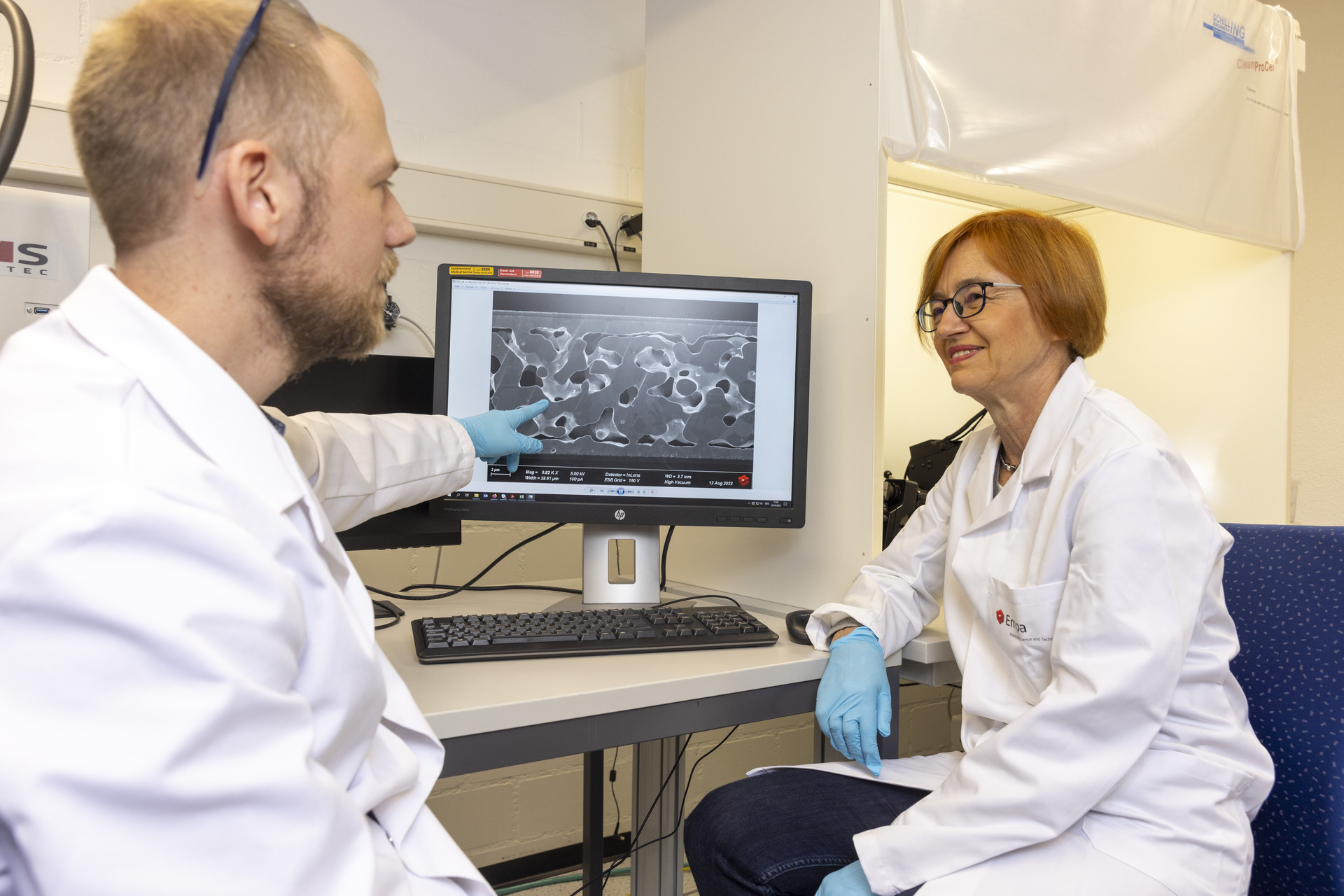 Nanogrimcat: në laboratorët zvicerane EMPA, Jolanta Janczak-Rusch dhe Bastian Rheingans diskutojnë rezultatin e mikrografit të një nyje të prodhuar nga një proces inovativ nano-bashkimi