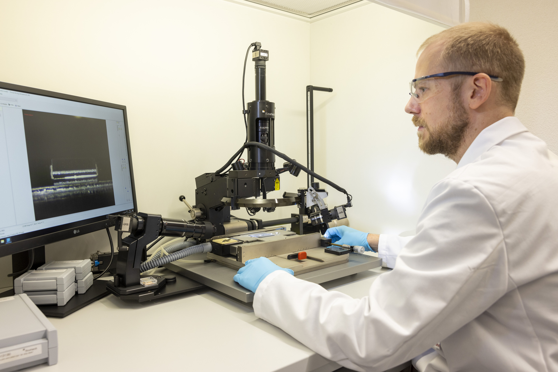 Nanogrimcat: Bastian Rheingans inspekton një çip të vogël që është lidhur në një nënshtresë me saktësi mikrometrike duke përdorur një lidhës me çip rrotullues, duke demonstruar cilësinë e kërkimit të EMPA