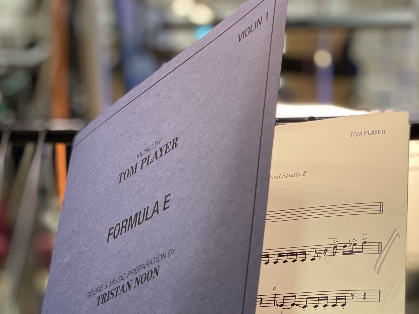 Formula E: obal albumu „Change. Accelerated (The Official Formula E Soundtrack)“ od Toma Playera, ktorý obsahuje sedem skladieb: medzi nimi piesne „Rising“ (Hlavné názvy), „Resolution“ (Results) a „Vamos“ (Podium), všetky nahraté naživo 55-členný orchester v Abbey Road Studios