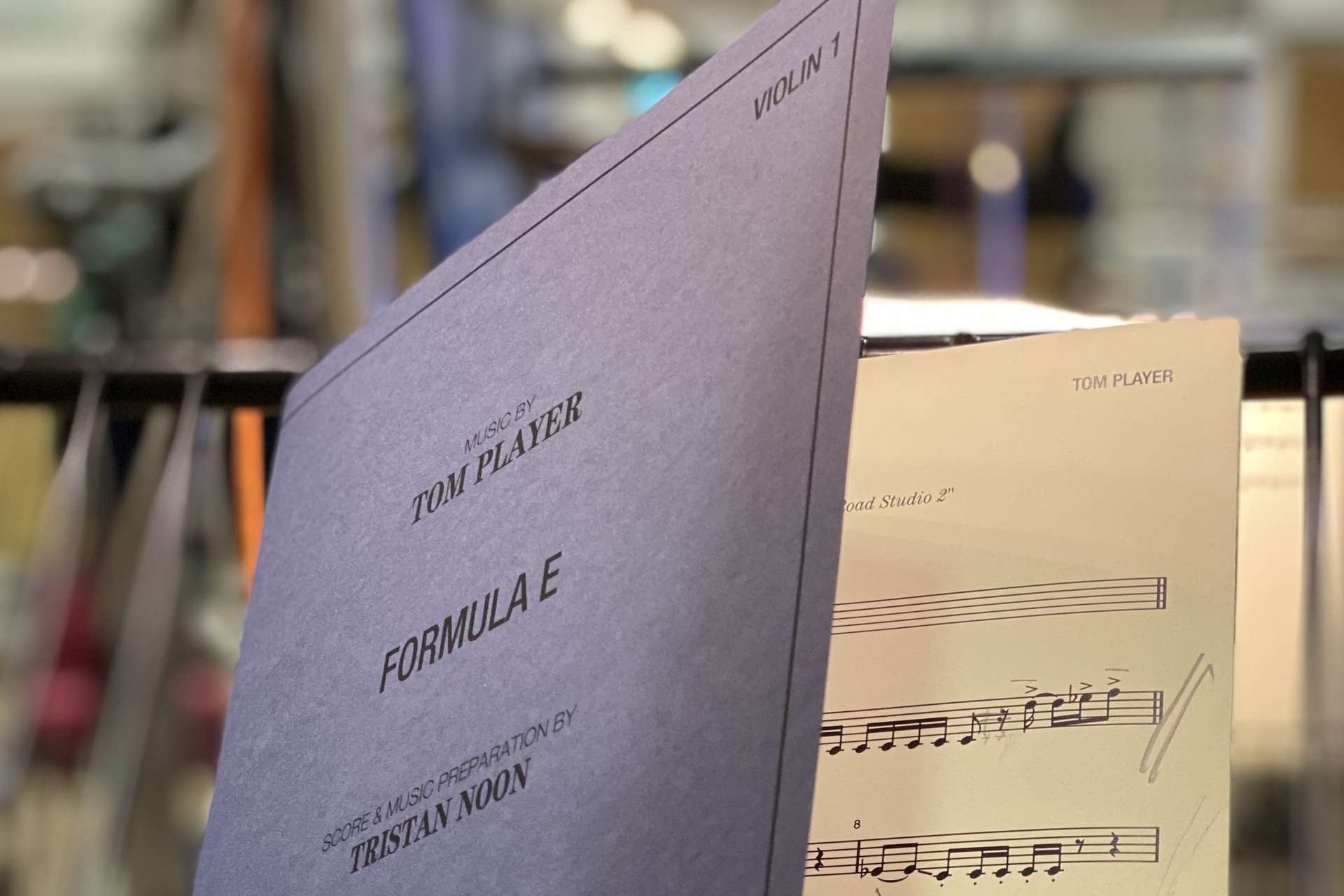 Formula E: غلاف الألبوم "Change. Accelerated (The Official Formula E Soundtrack) "من تأليف Tom Player ، والذي يحتوي على سبعة مسارات: من بينها ، أغاني" Rising "(العناوين الرئيسية) و" Resolution "(النتائج) و" Vamos "(المنصة) ، تم تسجيلها جميعًا مباشرةً مع أوركسترا من 55 قطعة في Abbey Road Studios