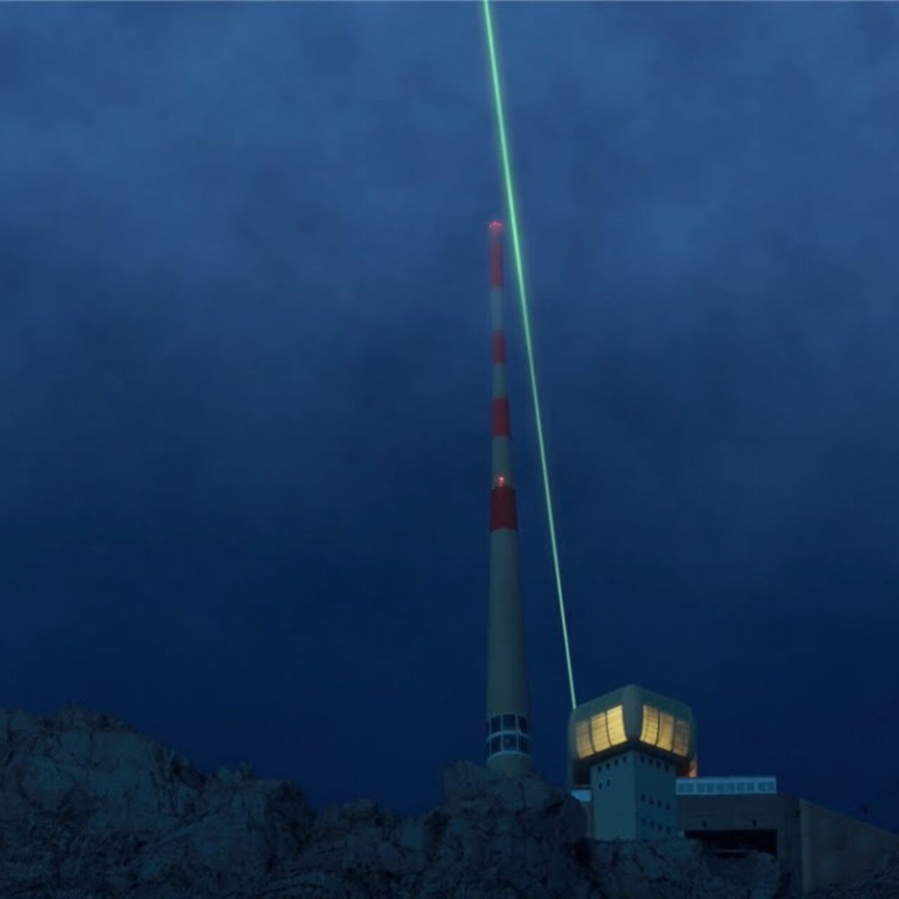 Fulmine: la raffigurazione del raggio laser che ha deviato un fulmine a terra per circa 60 metri sul monte Säntis, al confine fra i Cantoni di Appenzello Interno ed Esterno e quello di San Gallo, grazie a un esperimento scientifico condotto dall’Università di Ginevra