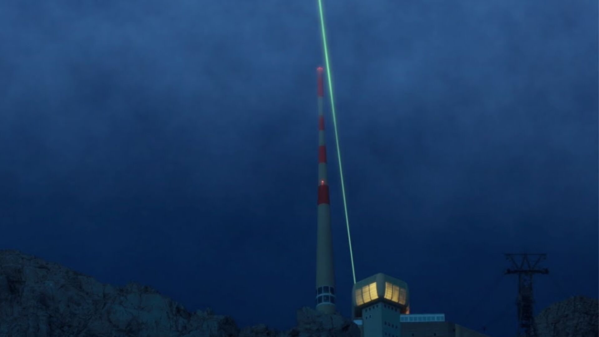 Fulmine: la raffigurazione del raggio laser che ha deviato un fulmine a terra per circa 60 metri sul monte Säntis, al confine fra i Cantoni di Appenzello Interno ed Esterno e quello di San Gallo, grazie a un esperimento scientifico condotto dall’Università di Ginevra