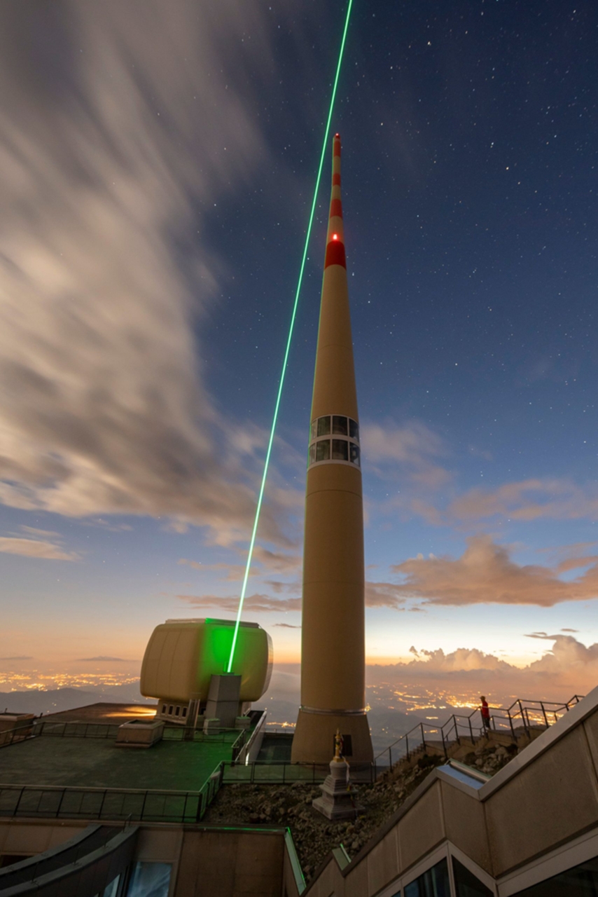 Blixt: Laserstrålen som fungerar som en blixtledare från universitetet i Genève på Säntis