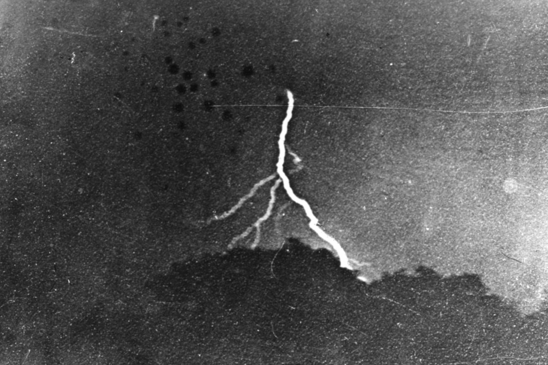 Blixt: Det första fotografiet av blixten, taget av William Nicholson Jennings den 2 september 1882 i Philadelphia, och bevarat som ett gelatinsilvertryck vid The Franklin Institute