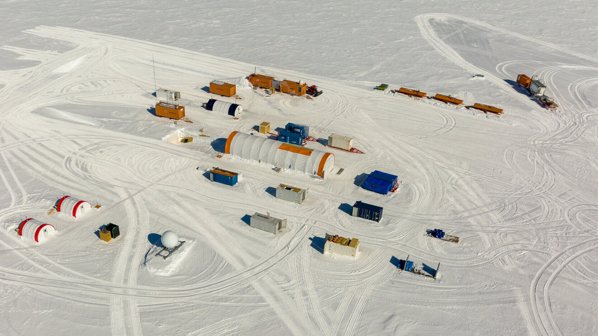 Ghiaccio: nell'ambito del progetto europeo “Beyond EPICA - Oldest Ice”, si sta perforando il ghiaccio più antico del mondo: il campo di Little Dome C in Antartide, in cui sono operativi l’EMPA e l’Università di Berna, si trova a 34 chilometri dalla stazione di ricerca franco-italiana Concordia (Foto: PNRA e IPEV)