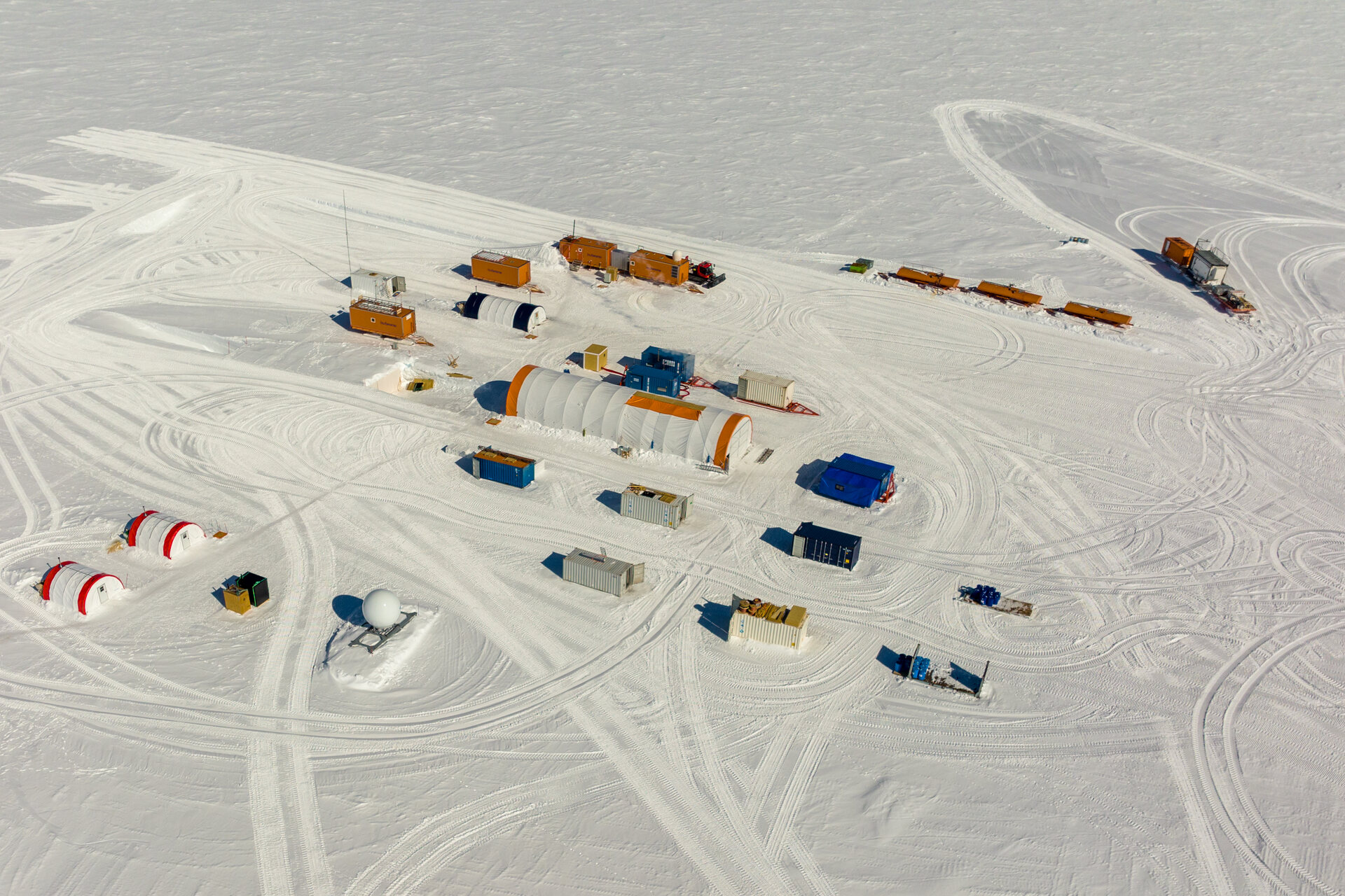 Ghiaccio: nell'ambito del progetto europeo “Beyond EPICA - Oldest Ice”, si sta perforando il ghiaccio più antico del mondo: il campo di Little Dome C in Antartide, in cui sono operativi l’EMPA e l’Università di Berna, si trova a 34 chilometri dalla stazione di ricerca franco-italiana Concordia (Foto: PNRA e IPEV)