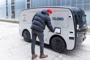 LOXO Alpha: 「Migronomous - powered by LOXO」は、ミグロス スーパーマーケットとルツェルン州のエビコンにあるシンドラー工場を毎日結ぶ電動自動運転バンです。