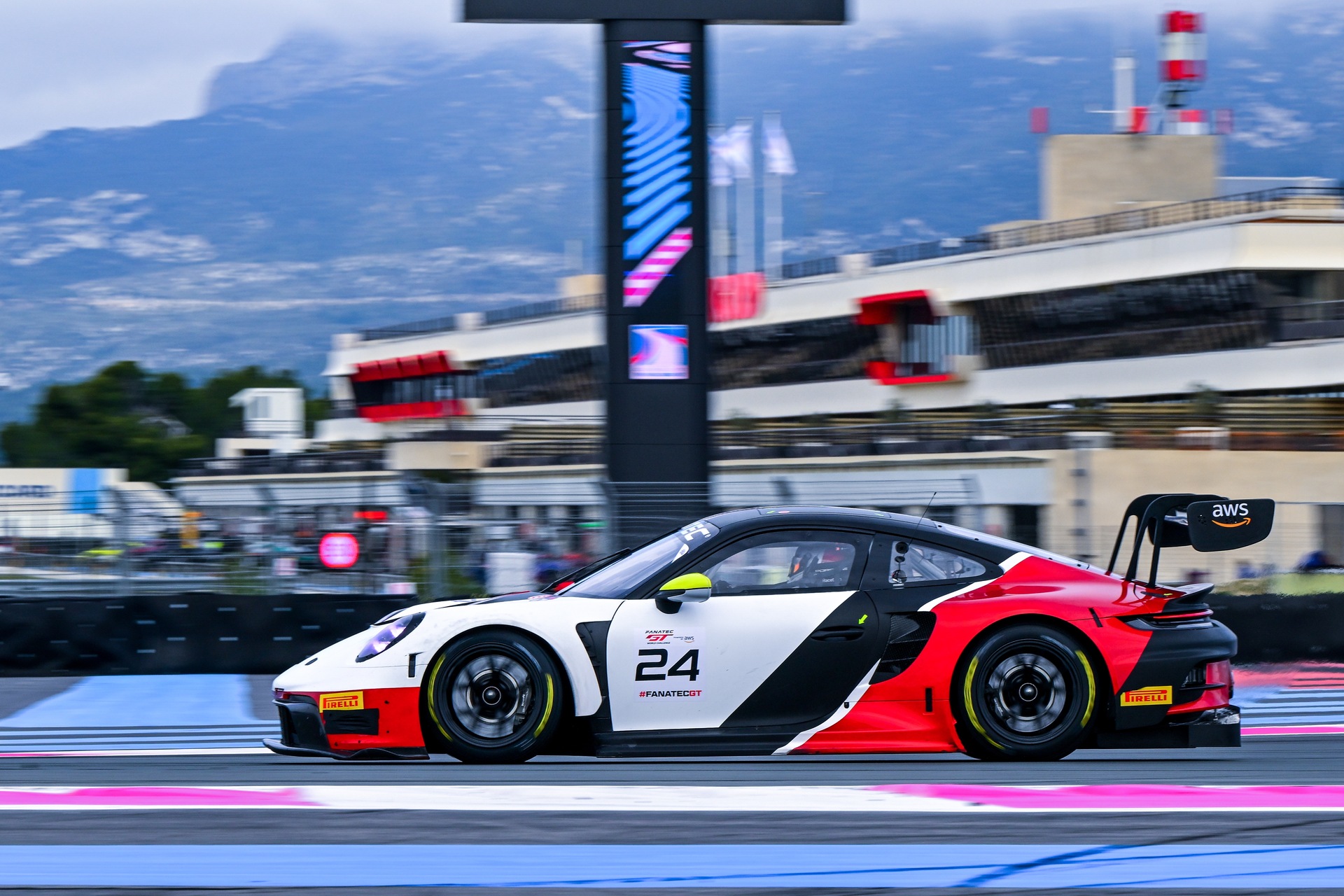 ალექს ფონტანა: Porsche GT3 R Porsche Ticino ცენტრებიდან და მანქანების კოლექცია, რომელიც მიიღებს მონაწილეობას GT World Challenge-ში 2023 წელს ტიჩინოს მძღოლთან, ივან ჯაკომასთან და ნიკი ლეუტვილერთან ერთად.