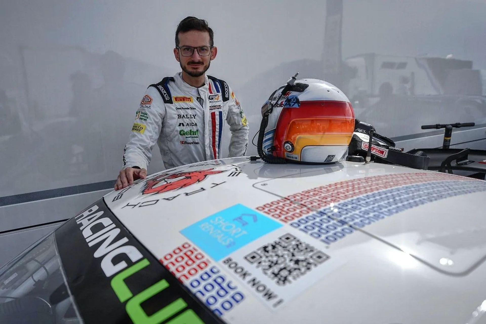 Alex Fontana: w rozmowie z Innovando.News kierowca z Ticino podsumowuje procesy wirtualizacji i cyfryzacji w wyścigach samochodowych
