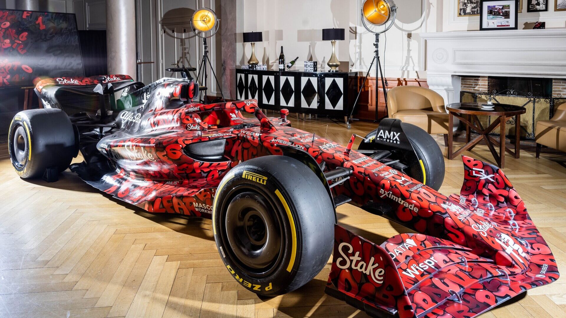 Alfa Romeo: zespół Alfa Romeo F1 Team Stake nawiązał współpracę z BOOGIE, światowej sławy niemieckim artystą działającym w Bazylei, aby stworzyć projekt mający na celu zbliżenie fanów do zespołu i uczczenie rozpoczęcia sezonu 2023